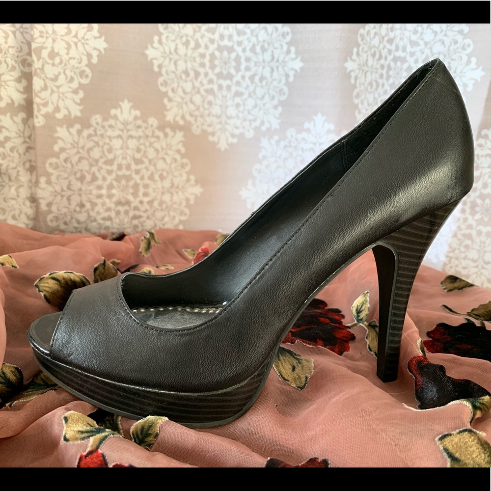 NWOT SO black leather peep toe heels, size 10